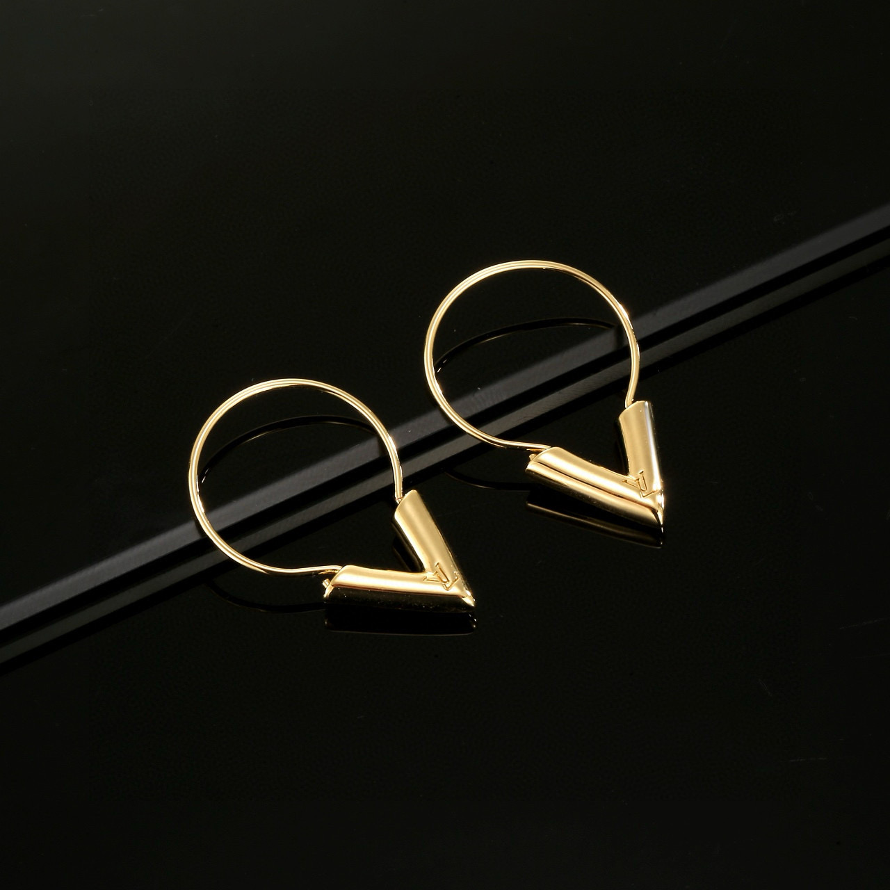 【精工版本】 路易威登耳钉  秉承精湛匠艺，以锻造耀目 LV Twig  抛光色泽成就经典 LV 字母的