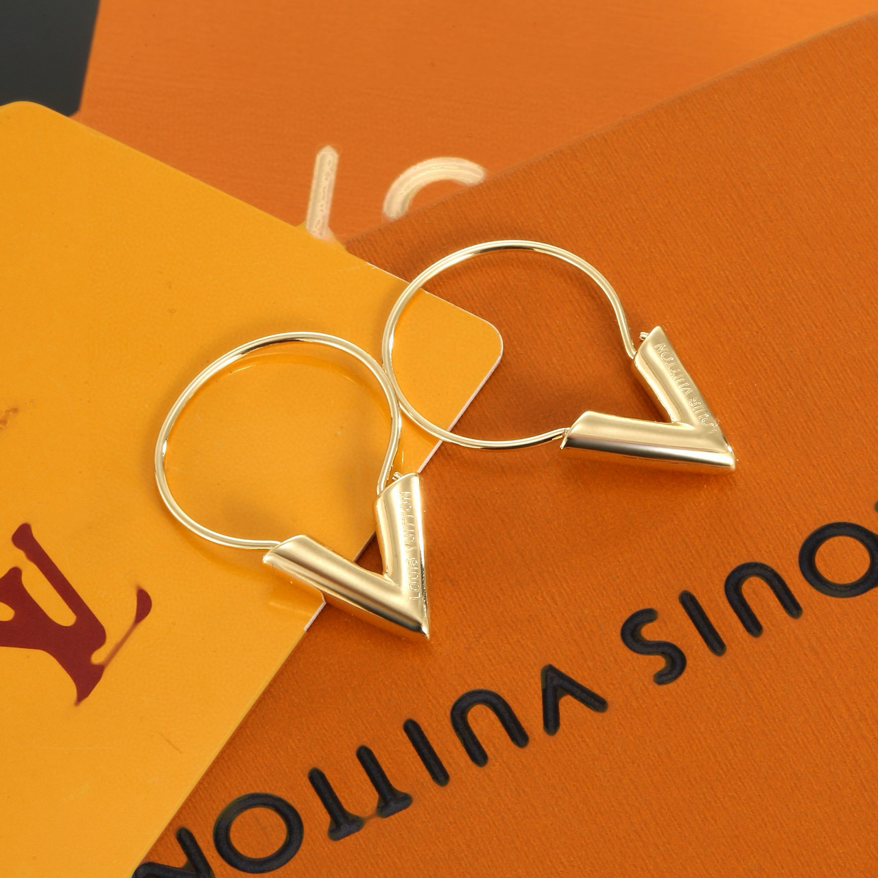 【精工版本】 路易威登耳钉  秉承精湛匠艺，以锻造耀目 LV Twig  抛光色泽成就经典 LV 字母的