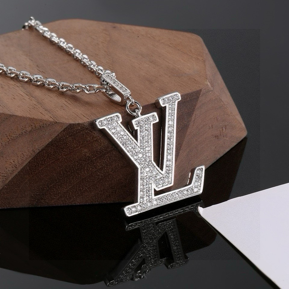  👑路易威登 LV经典 爆款 字母 情侣款 满钻字母项链 超精工镶嵌工艺 上身美美哒 特别适合冬日搭配毛