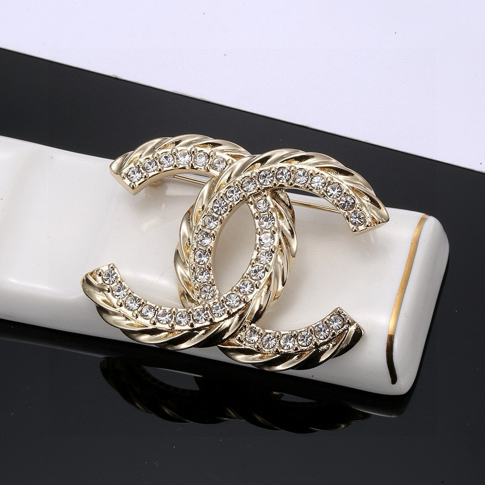 👑  小香 Chanel 火爆  胸针 最高代购级别   最具味道的满钻胸针brooch     实物赞