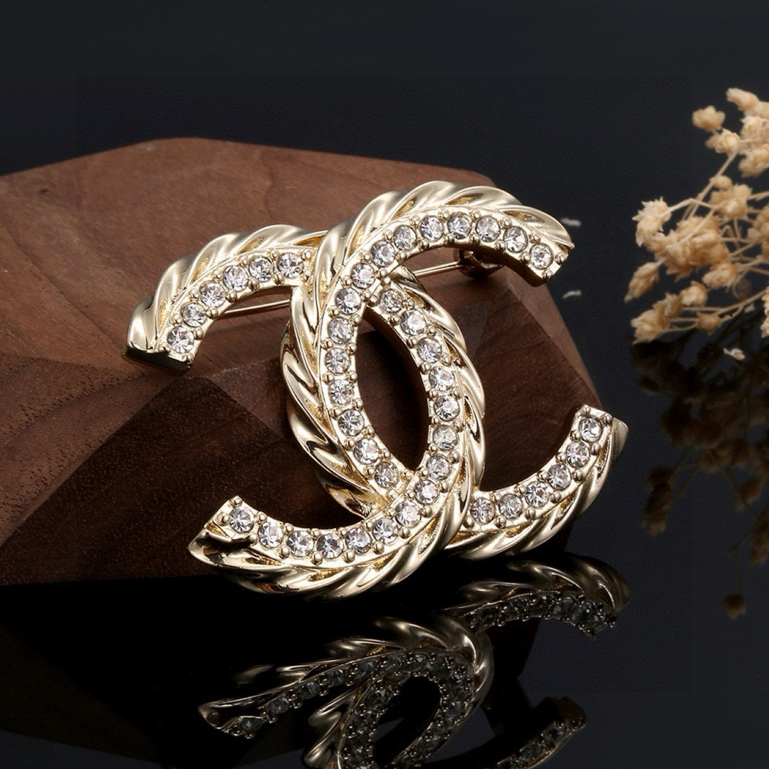 👑  小香 Chanel 火爆  胸针 最高代购级别   最具味道的满钻胸针brooch     实物赞