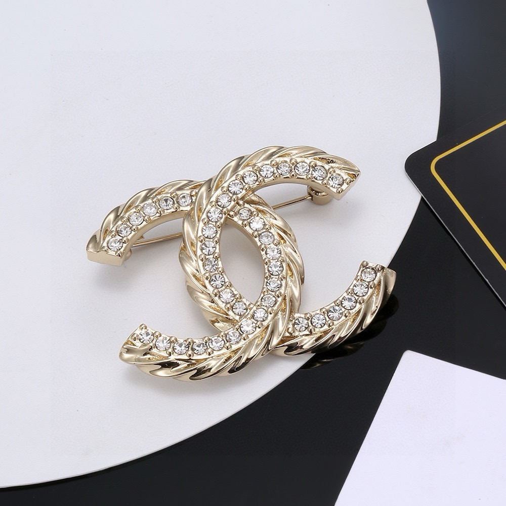 👑  小香 Chanel 火爆  胸针 最高代购级别   最具味道的满钻胸针brooch     实物赞