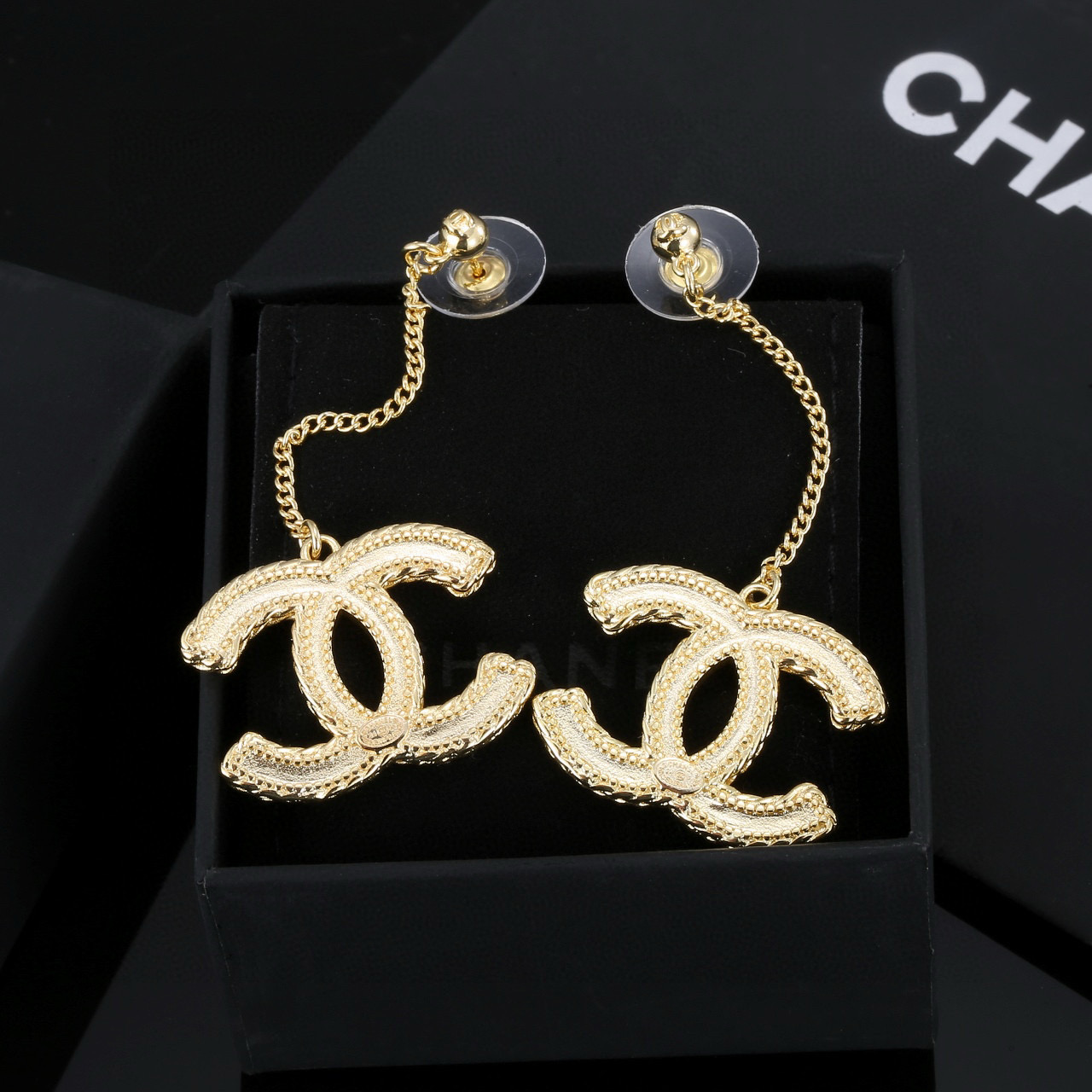  Chanel 小香 耳环 火爆单品 最经典款 没有之一 气质 耳钉 耳环 上耳超美腻 怎么看怎么美 原