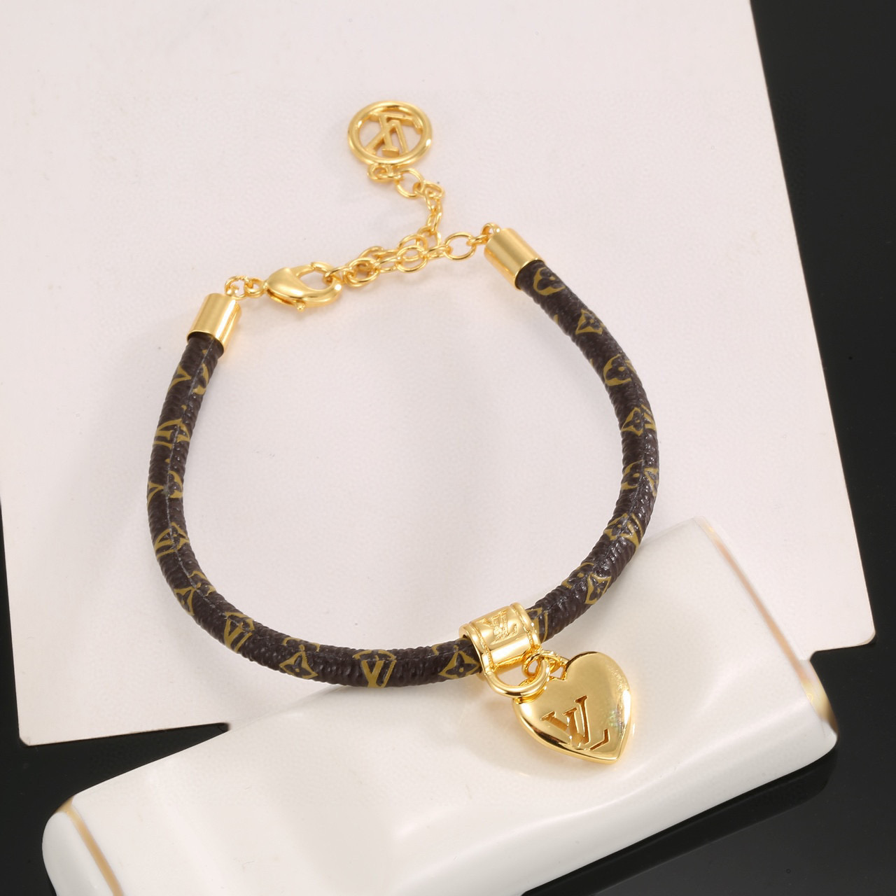  LV Circle 可逆手绳以标志性的单字帆布和金色金属树干螺柱为特征，向路易威登的历史致敬。光滑精致