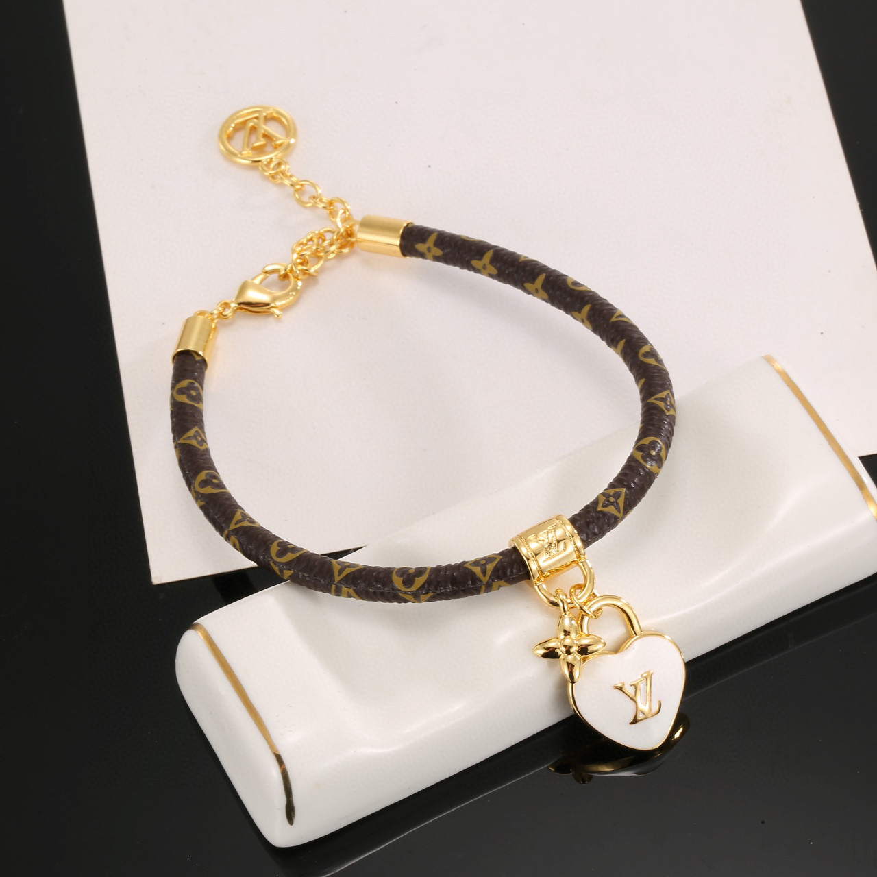  LV Circle 可逆手绳以标志性的单字帆布和金色金属树干螺柱为特征，向路易威登的历史致敬。光滑精致