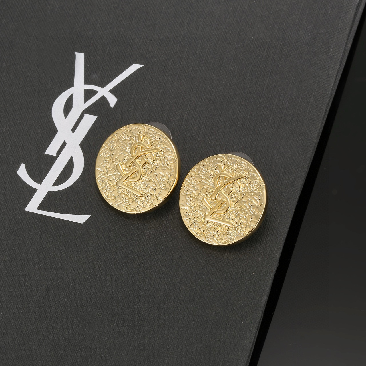  圣罗兰YSL 耳钉经典奢侈   时尚百搭 犹如酒会礼服一般，绚烂多姿。经典 最具个性魅力象征永远的不变