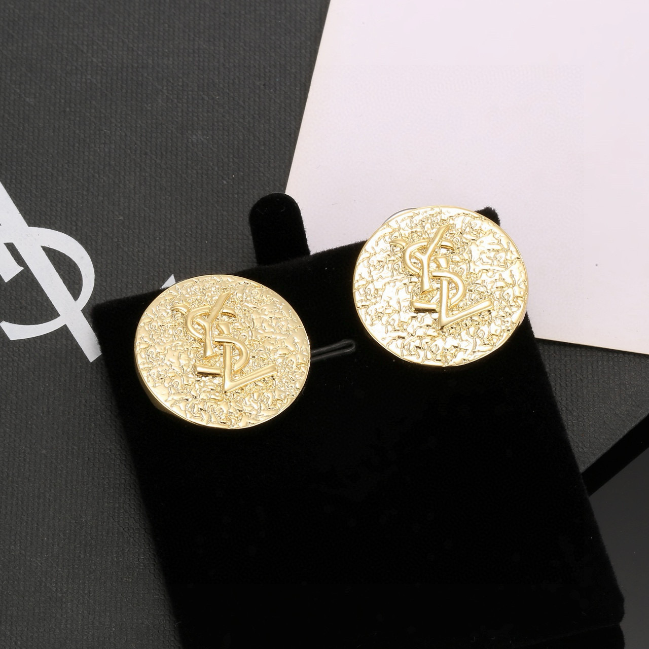  圣罗兰YSL 耳钉经典奢侈   时尚百搭 犹如酒会礼服一般，绚烂多姿。经典 最具个性魅力象征永远的不变