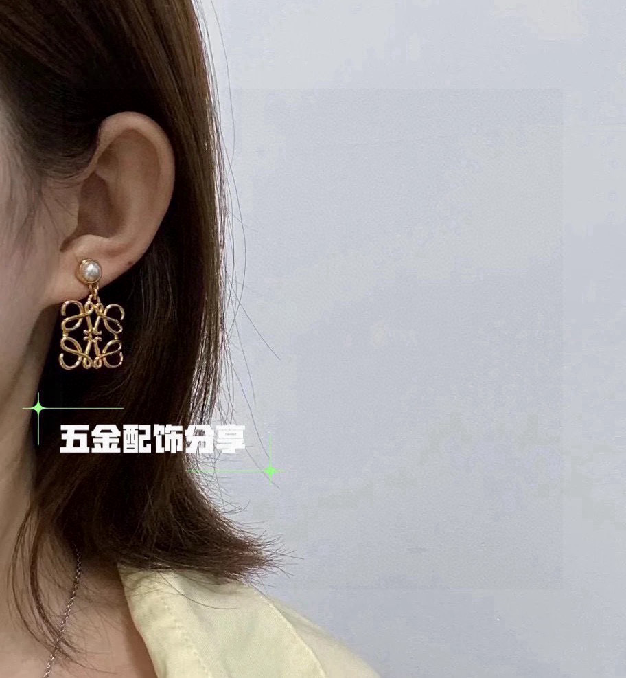  金色爆款罗意威的设计真的很厉害，非常的艺术！它的logo就是最美的艺术！🎨 金色罗意威字母细节处理的非