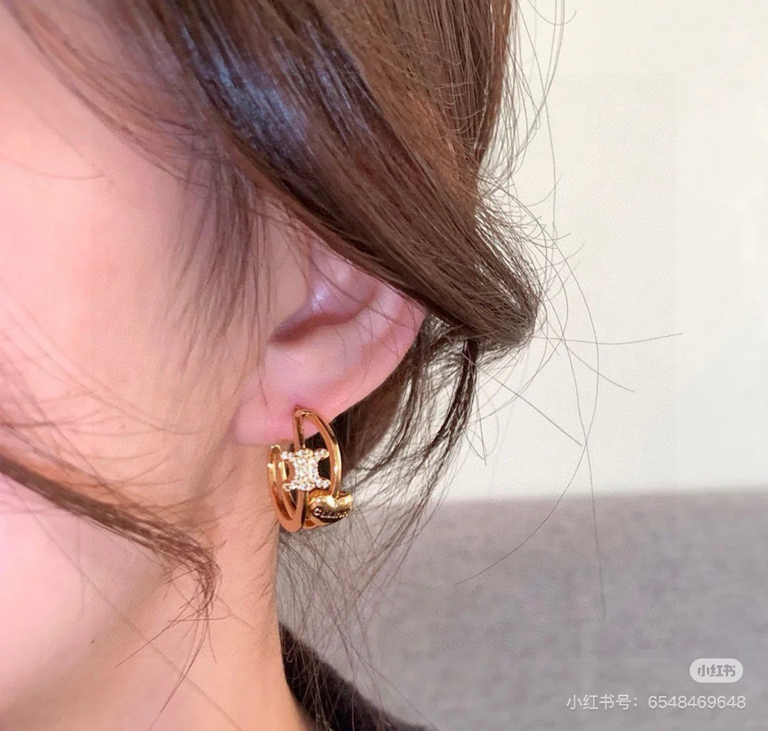  赛琳Celine 新款凯璇门耳钉👄❤️与众不同的设计 个性十足 颠覆你对传统耳环的印象 使其魅力爆灯