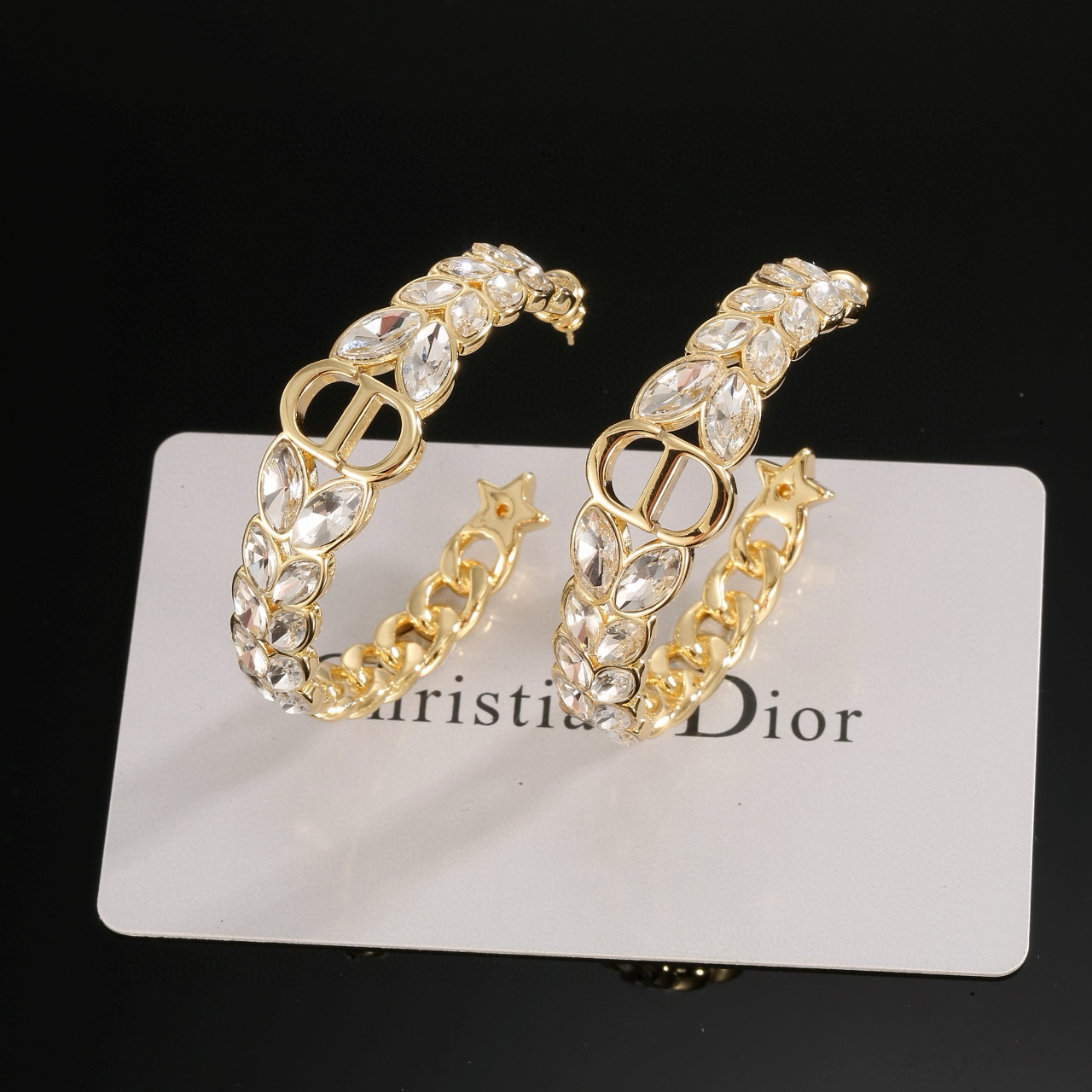 💰70 迪奥cd字母耳环  这款 Dior Tribales 耳环在 Dior 标志性款式的基础上演绎出新的风格。以仿水晶镶嵌。