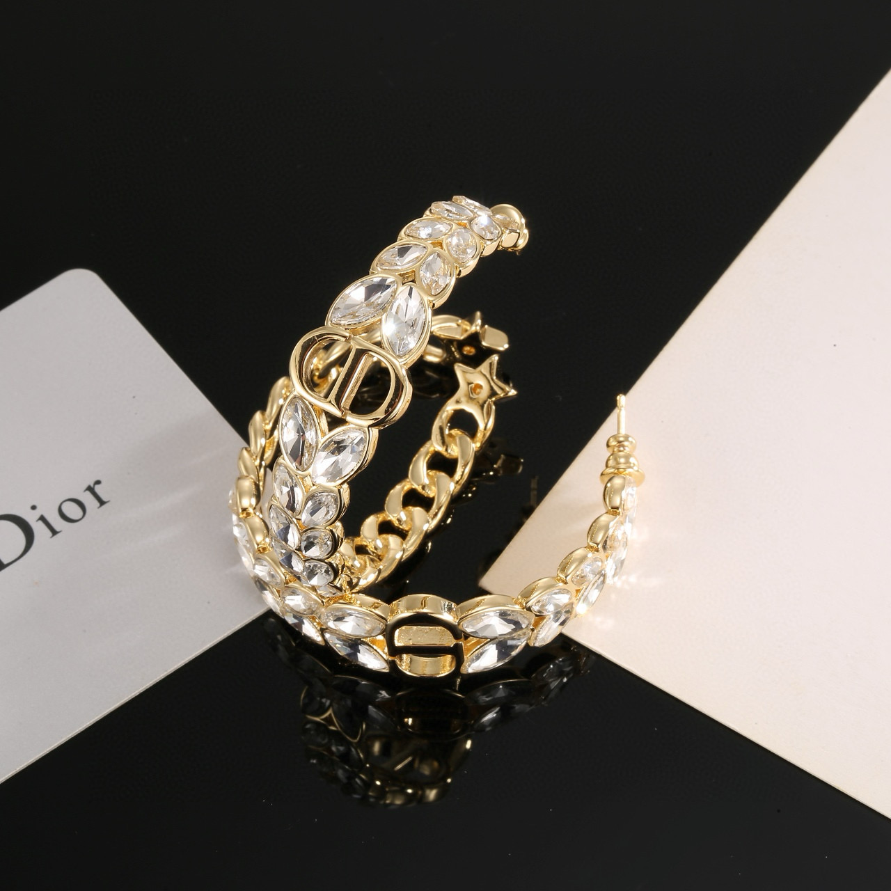 💰70 迪奥cd字母耳环  这款 Dior Tribales 耳环在 Dior 标志性款式的基础上演绎出新的风格。以仿水晶镶嵌。