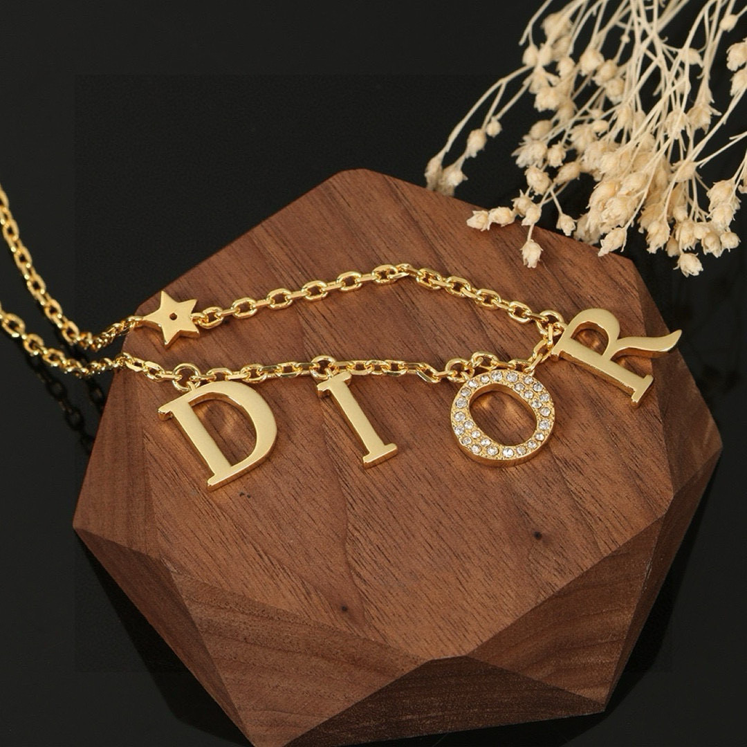 👑Dior 迪奥JADIOR 字母项链手链 采用金色作为主要颜色，配上字母、五角星、增添了一份可爱。饰品的复古风格非常的讨好，与吊坠的搭配不会显得特别的沉闷，金色系的饰品佩戴在身上都特别的显白手链💰60项链💰63