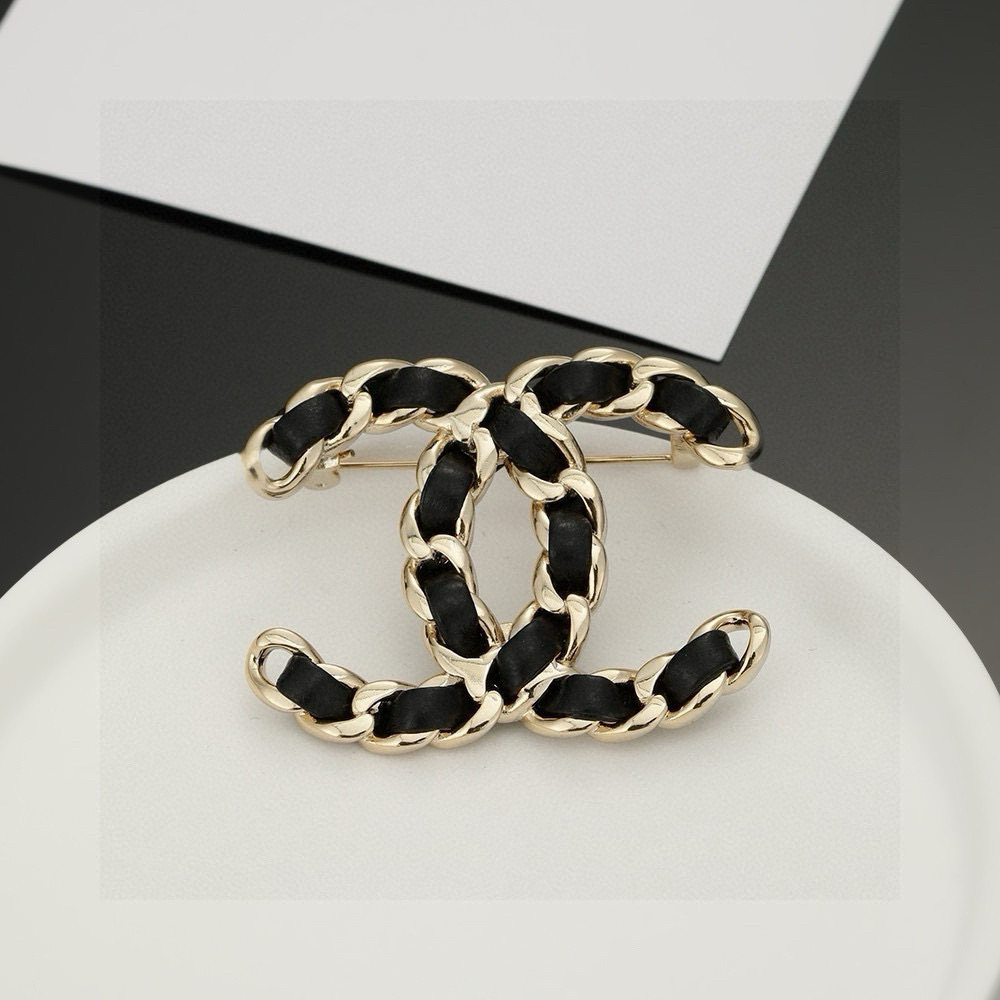 p95
 🆕小香奈儿胸针热销款火爆上新❣
同步专柜‼独家高端品质实拍图‼代购级别‼做工精致细腻👍重工版本😎超级仙女唯美的一款🧐做工超级细心无漏洞🤩媲美zp🌟买到就是赚到❤黑皮胸针