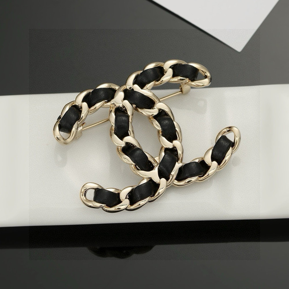 p95
 🆕小香奈儿胸针热销款火爆上新❣
同步专柜‼独家高端品质实拍图‼代购级别‼做工精致细腻👍重工版本😎超级仙女唯美的一款🧐做工超级细心无漏洞🤩媲美zp🌟买到就是赚到❤黑皮胸针