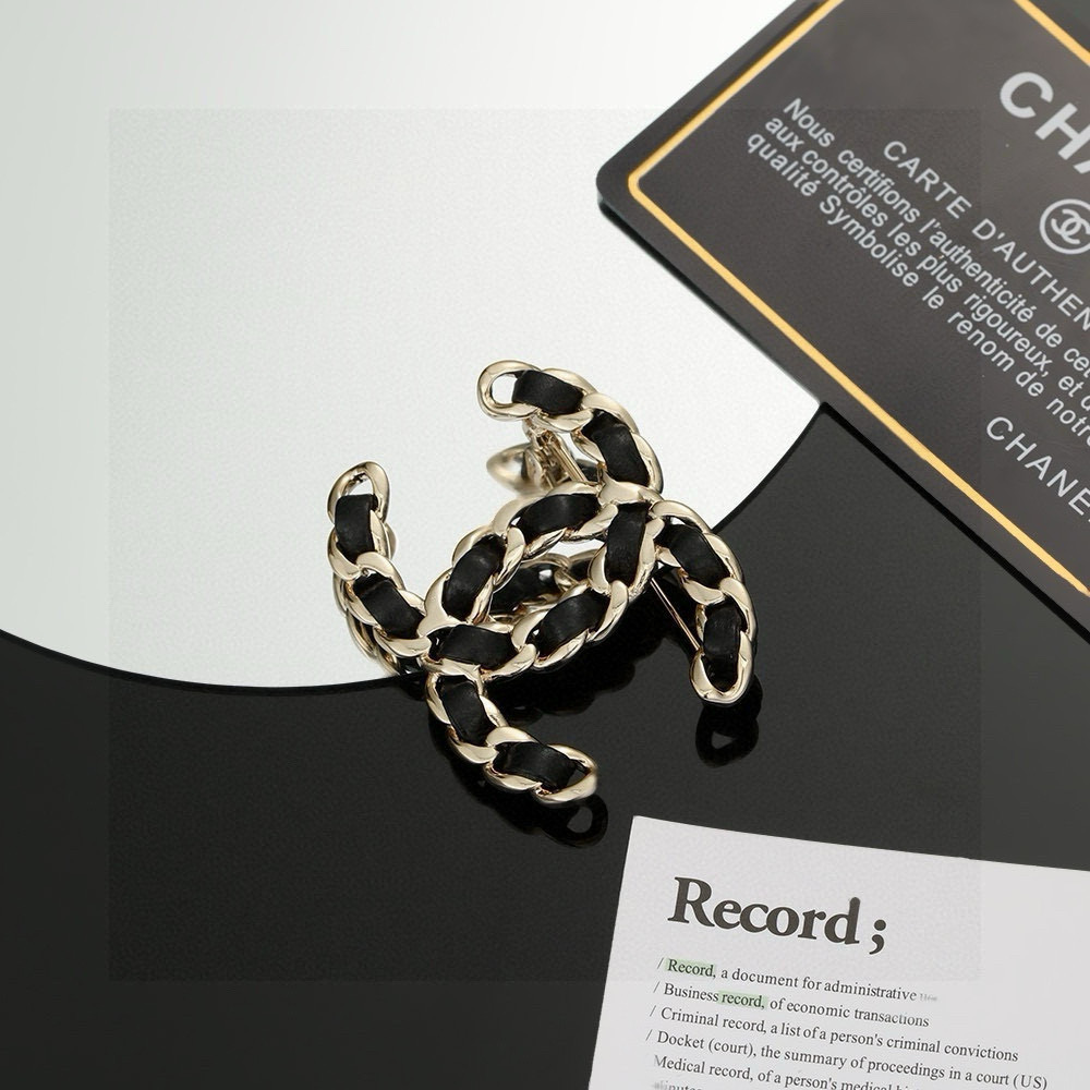 p95
 🆕小香奈儿胸针热销款火爆上新❣
同步专柜‼独家高端品质实拍图‼代购级别‼做工精致细腻👍重工版本😎超级仙女唯美的一款🧐做工超级细心无漏洞🤩媲美zp🌟买到就是赚到❤黑皮胸针