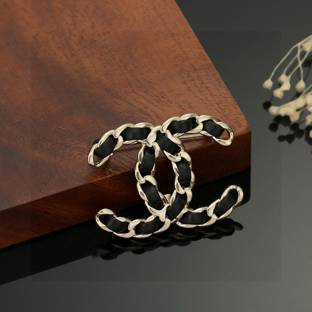 p95
 🆕小香奈儿胸针热销款火爆上新❣
同步专柜‼独家高端品质实拍图‼代购级别‼做工精致细腻👍重工版本😎超级仙女唯美的一款🧐做工超级细心无漏洞🤩媲美zp🌟买到就是赚到❤黑皮胸针