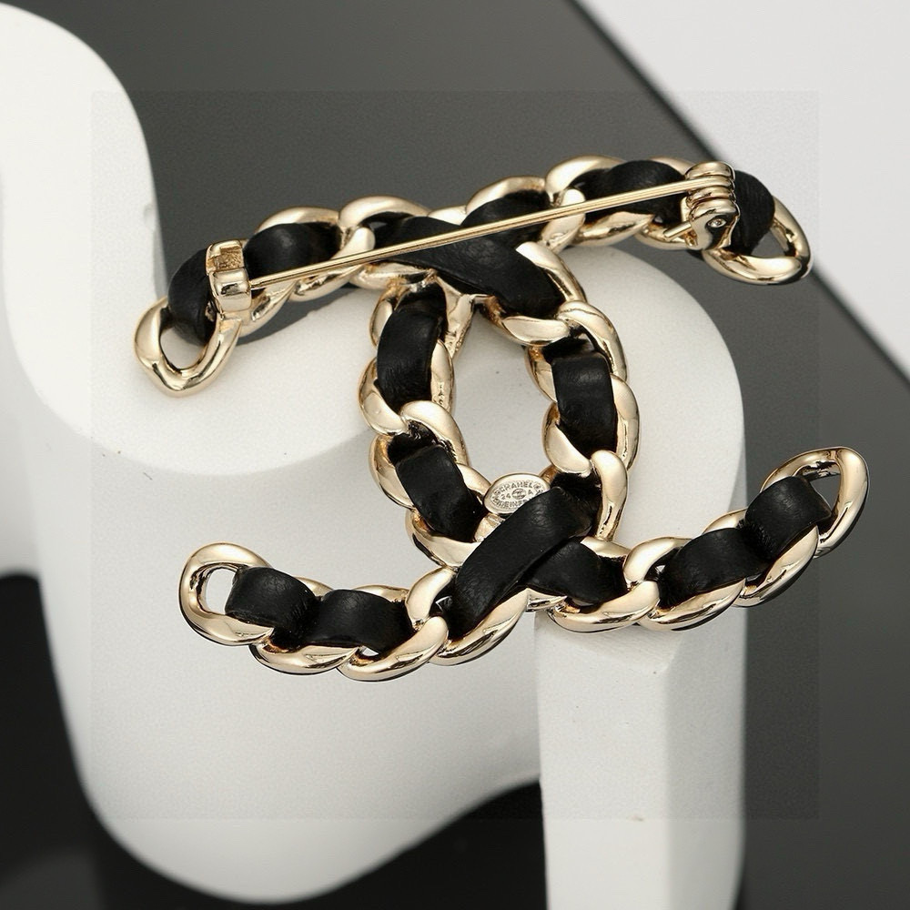 p95
 🆕小香奈儿胸针热销款火爆上新❣
同步专柜‼独家高端品质实拍图‼代购级别‼做工精致细腻👍重工版本😎超级仙女唯美的一款🧐做工超级细心无漏洞🤩媲美zp🌟买到就是赚到❤黑皮胸针