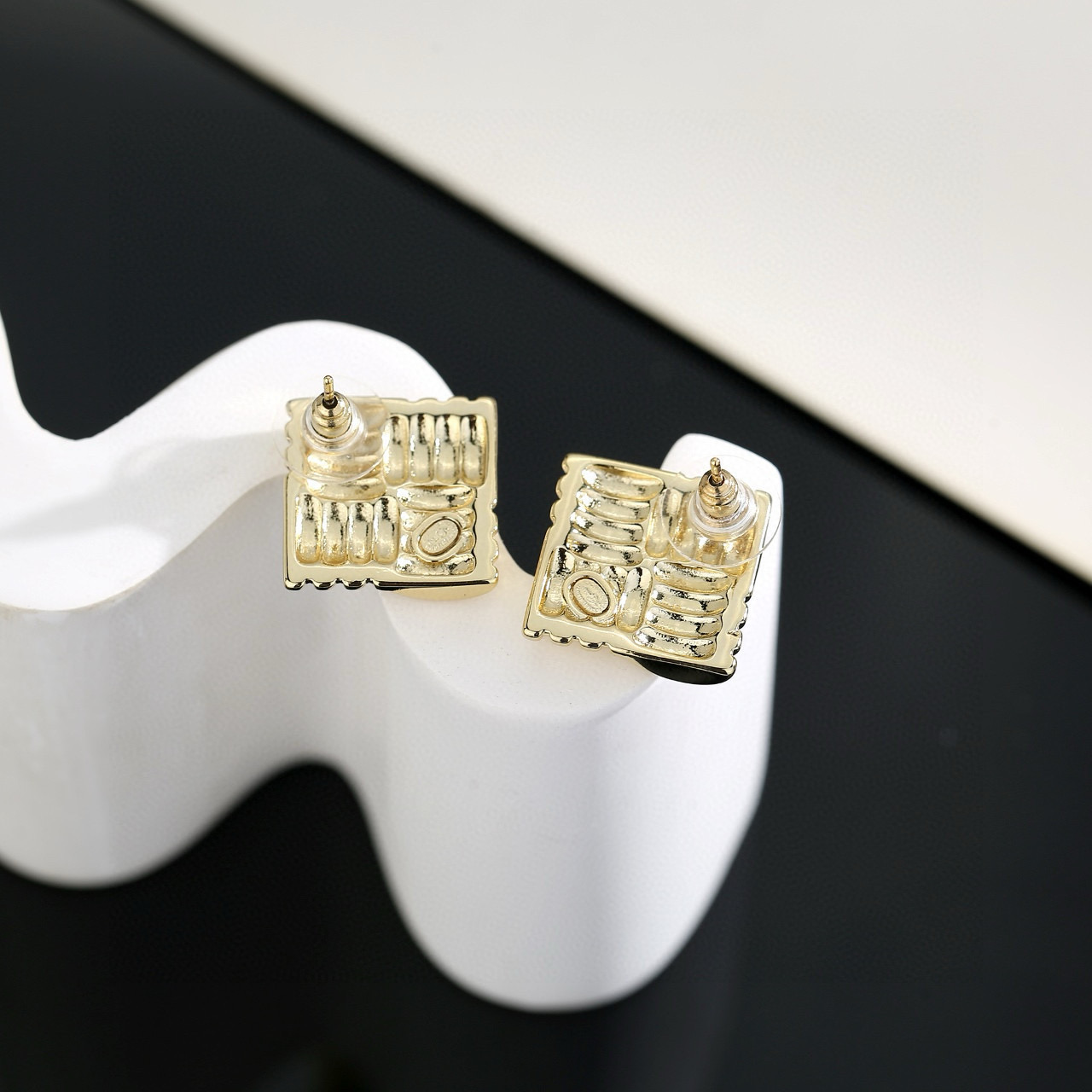 p90
 香奈儿菱形耳钉 更修饰脸型。以金色金属边环绕给人一种神秘、成熟、复古的感觉。双c金属标志经典百搭！耳钉