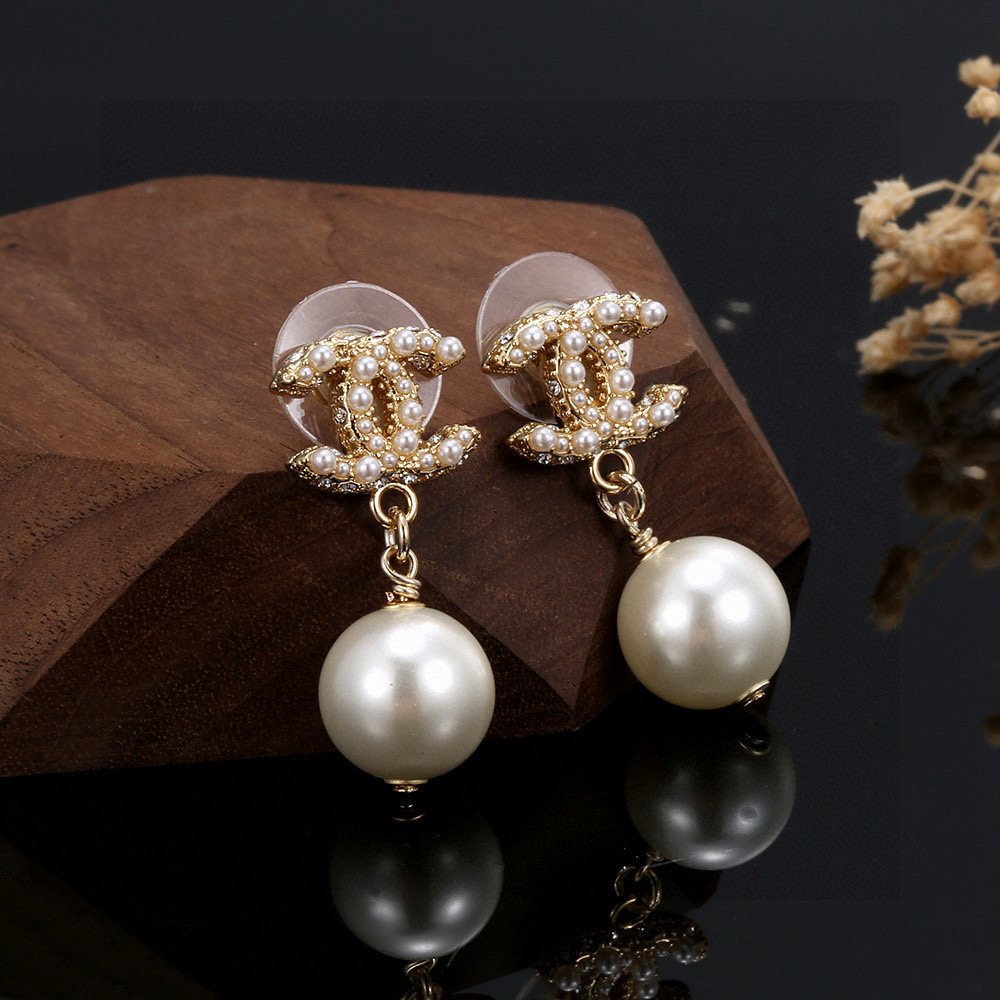 p85
 小香奈儿 chanel 珍珠 耳钉 耳环 时尚百搭 超美1:1精致做工 跟正品一样制作  美丽的东西不需要华丽的背景  随便拍拍就超美 华丽小清新