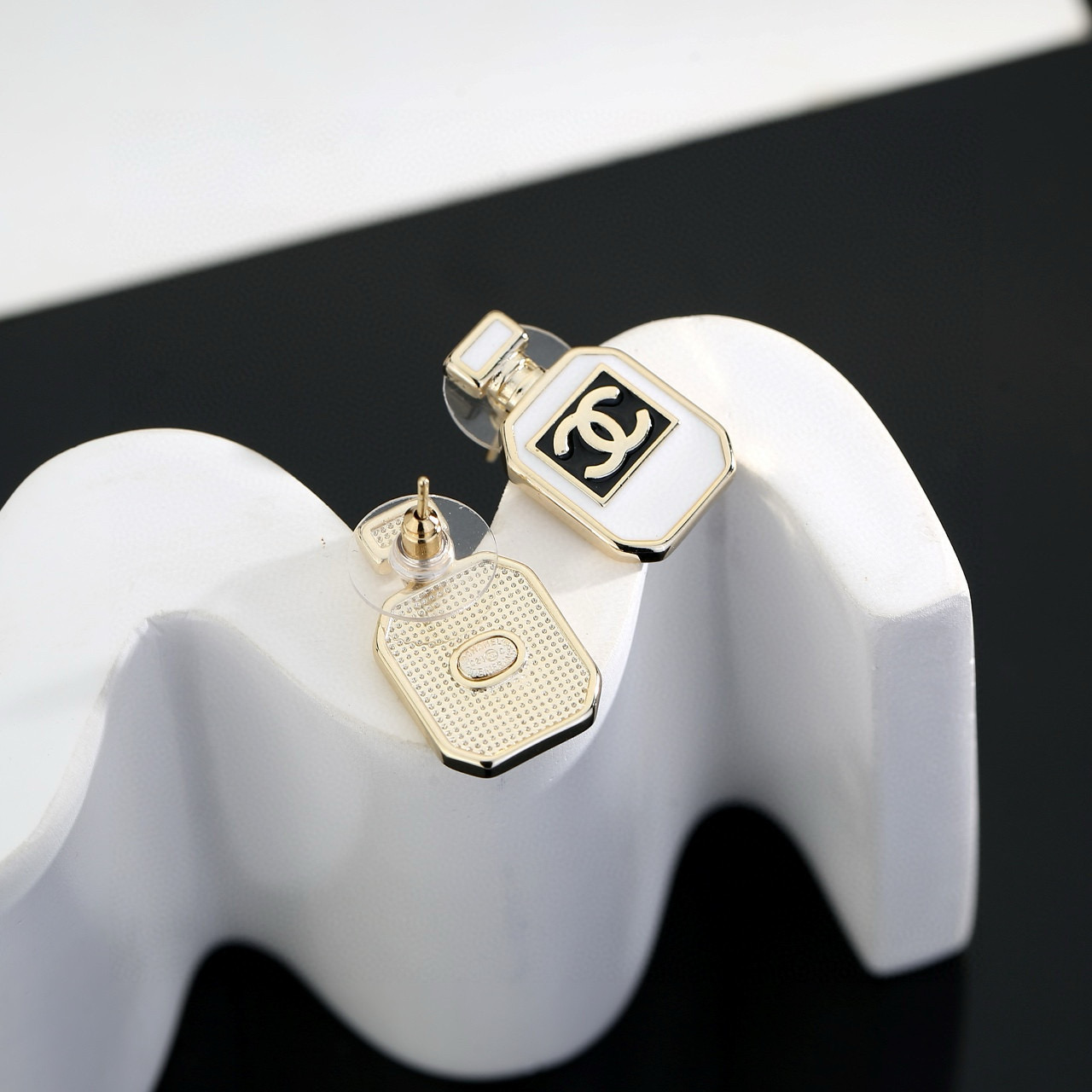 p85
Chanel 🇫🇷香奈儿香水瓶耳钉 这款随意搭配都是非常好看百搭时尚单品 🎁日常款 很修饰脸型 很上档次的 很优雅气质 耳环
