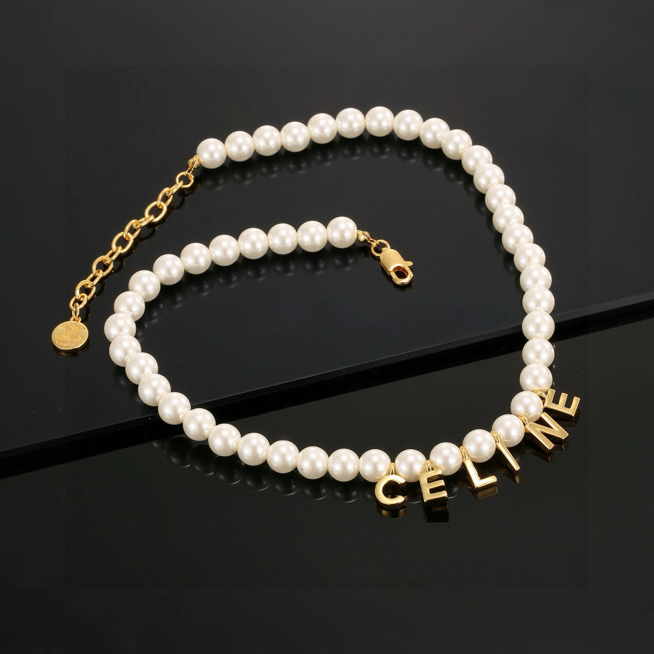 Collana girocollo con perle e lettere con logo Celine. Perla imitazione bianca in metallo color oro da 40 cm con catena di estensione da 5 cm