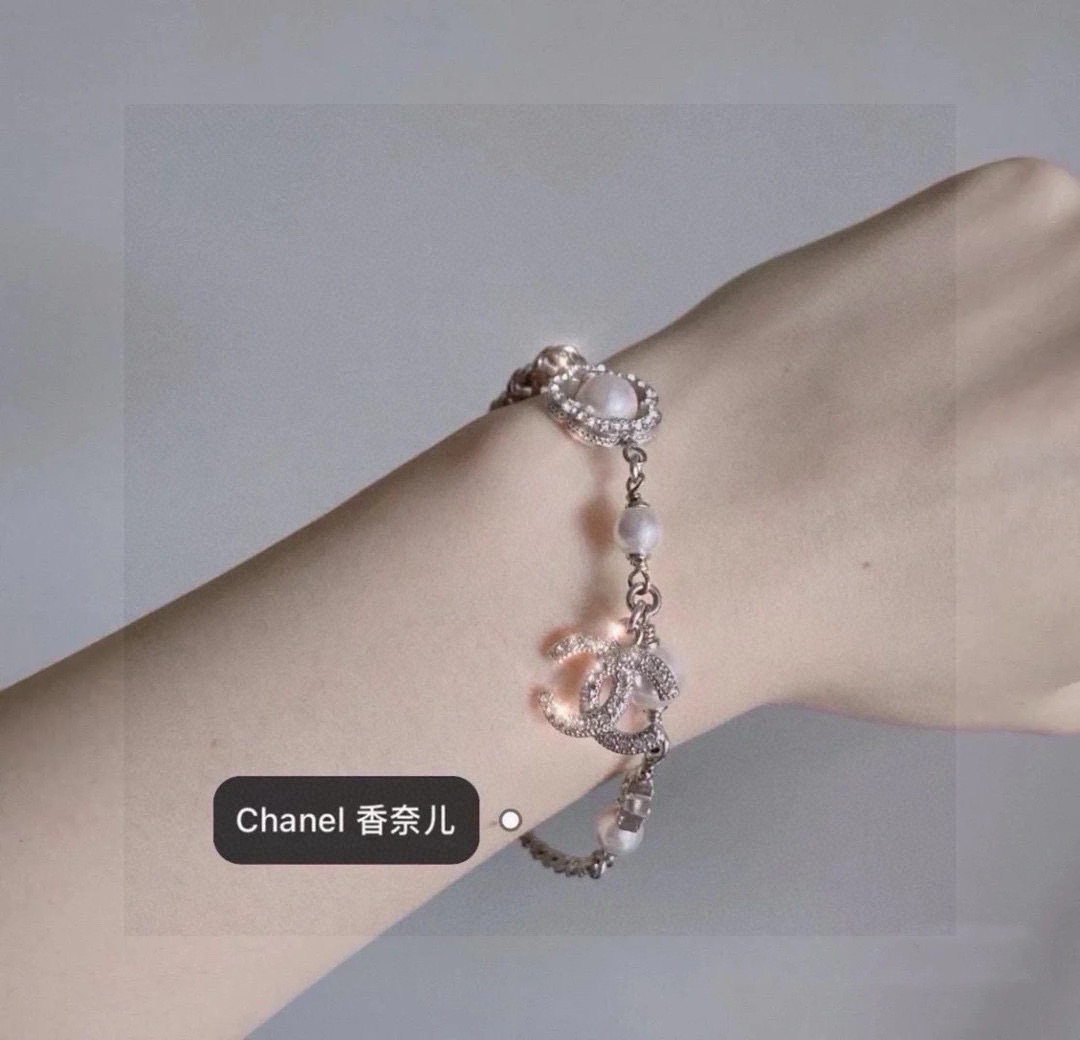 Chanel ZP打版 小香 CHANEL星星 珍珠山茶花手链 优雅大方精工设计 青春活力 一眼就被这款吸引了 非常漂亮的颜色搭配 又俏皮 手链