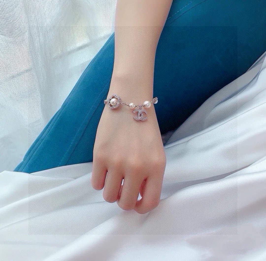 Chanel ZP打版 小香 CHANEL星星 珍珠山茶花手链 优雅大方精工设计 青春活力 一眼就被这款吸引了 非常漂亮的颜色搭配 又俏皮 手链