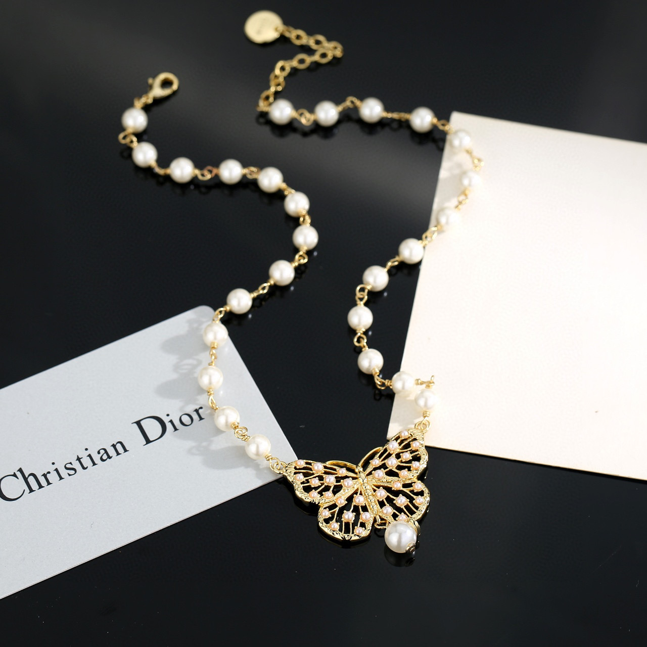 Dior 迪奥CD蝴蝶结珍珠项链简单的设计又不失 感，珍珠的优雅与金属质感的完美碰撞，将 范儿体现的淋漓尽致。项链
