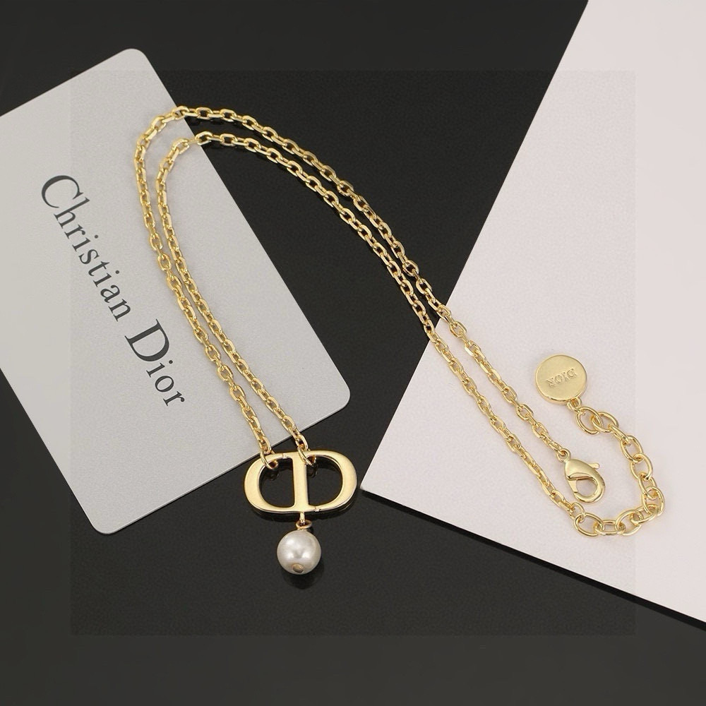 Dior 迪奥CD项链 简单的cd设计又不失 感，珍珠吊坠的优雅与金属质感的完美碰撞，将 范儿体现的淋漓尽致。项链