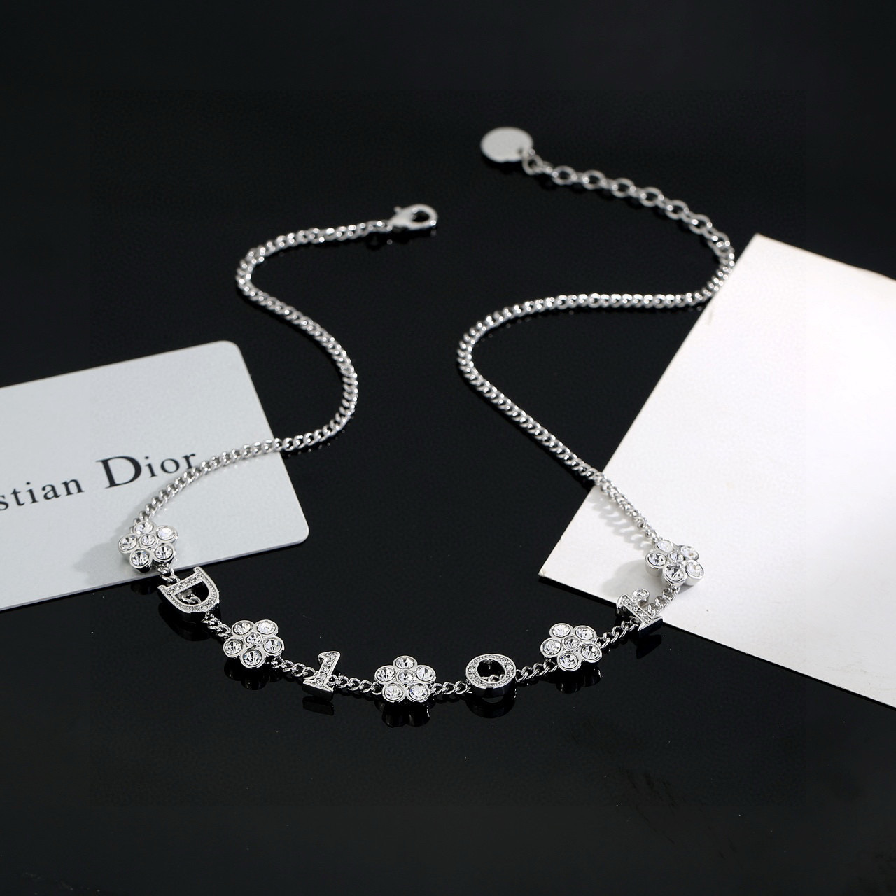 Dior 迪奥字母花朵项链 简单的设计又不失 感，满钻优雅与金属质感的完美碰撞，将 范儿体现的淋漓尽致