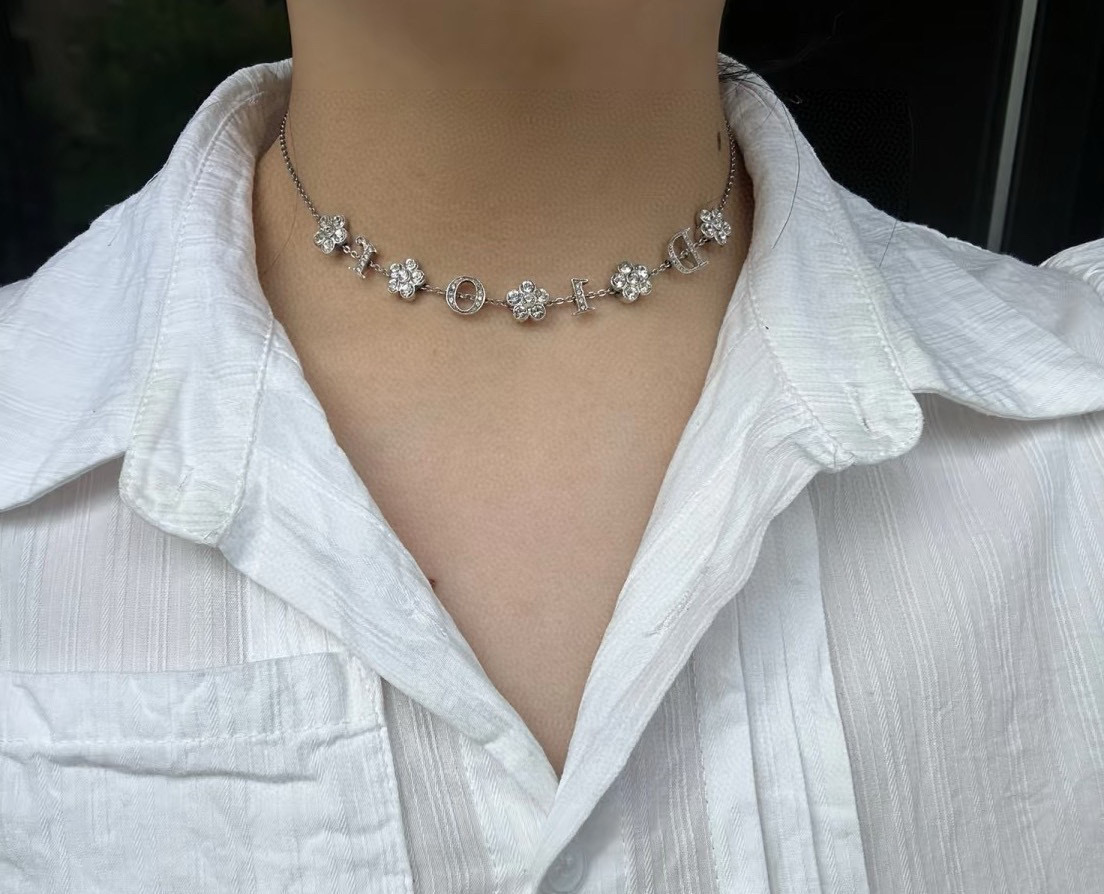 Dior 迪奥字母花朵项链 简单的设计又不失 感，满钻优雅与金属质感的完美碰撞，将 范儿体现的淋漓尽致