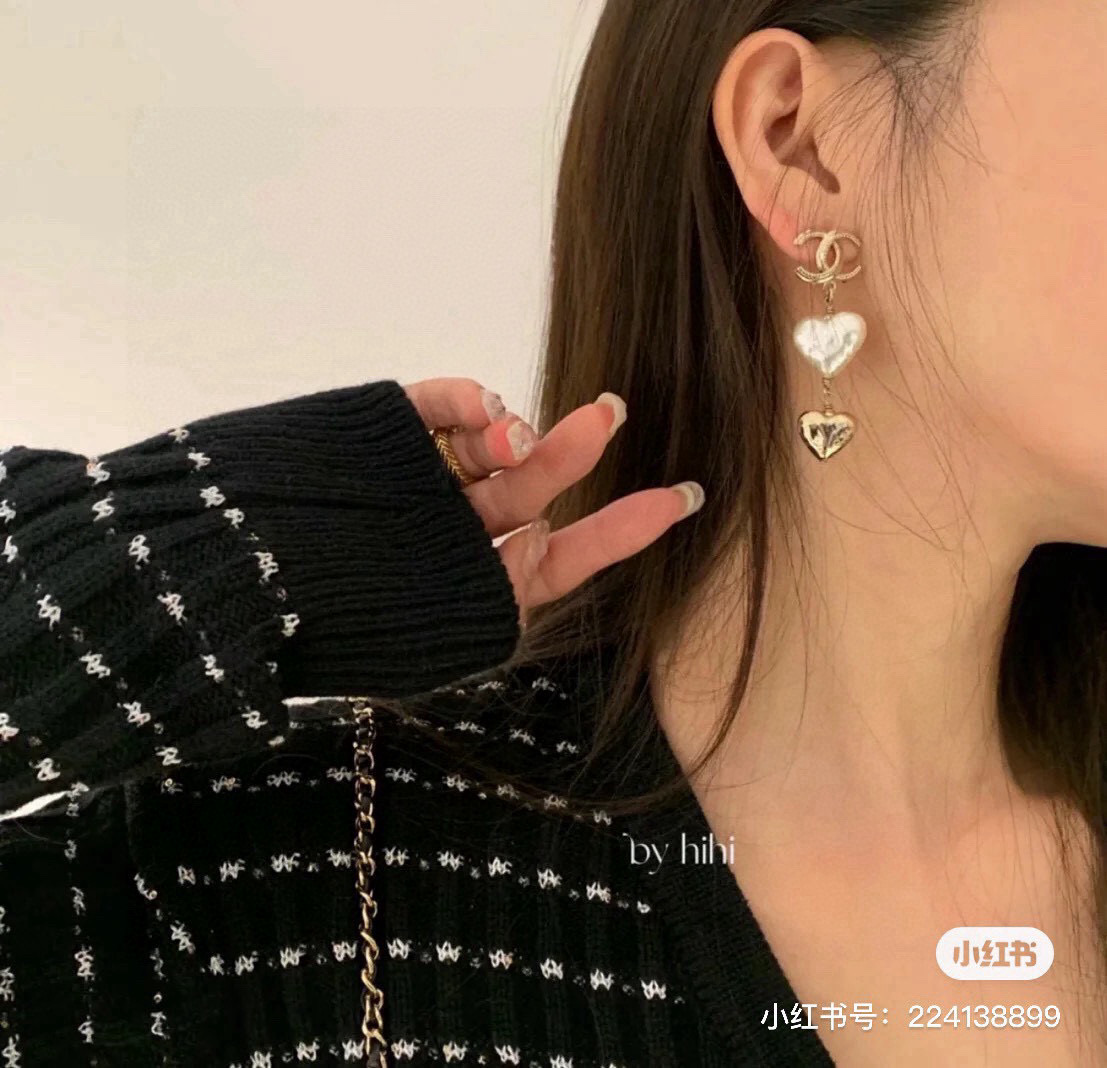 Chanel 香奈儿浅金色爱心耳环 紧追潮流早春耳钉 不管你是圆脸还是长脸拆下自己配系有意想不到的惊喜