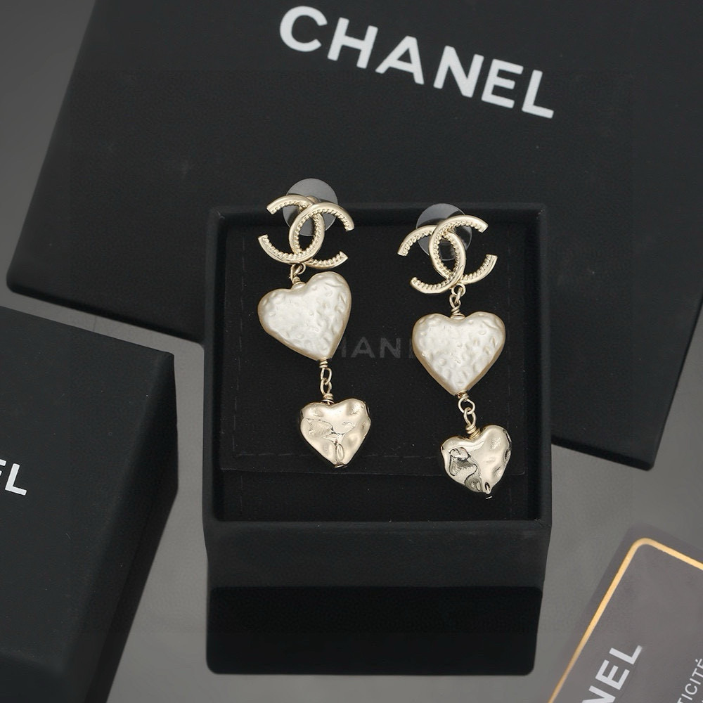 Chanel 香奈儿浅金色爱心耳环 紧追潮流早春耳钉 不管你是圆脸还是长脸拆下自己配系有意想不到的惊喜