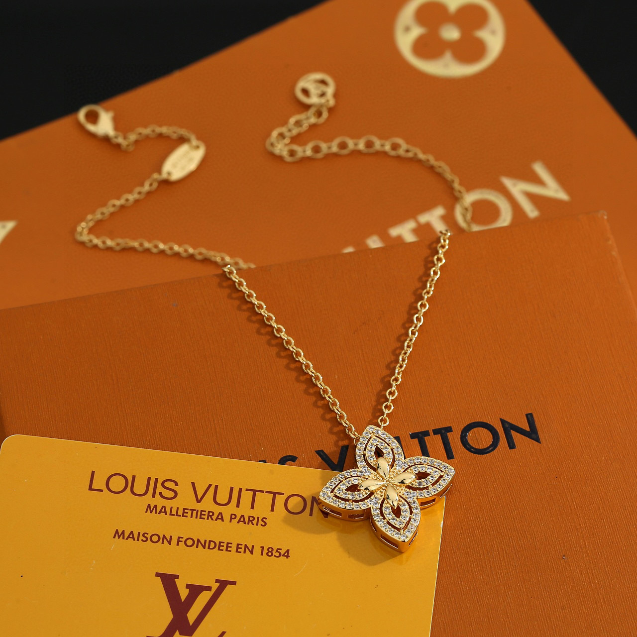 Louis Vuitton 路易威登字母项链 秉承精湛匠艺 抛光色泽成就 LV 字母的自然化身，流露品牌格调 百搭 项链