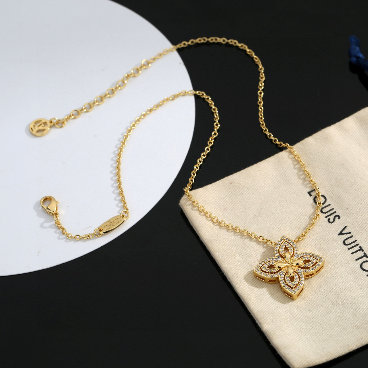Louis Vuitton 路易威登字母项链 秉承精湛匠艺 抛光色泽成就 LV 字母的自然化身，流露品牌格调 百搭 项链