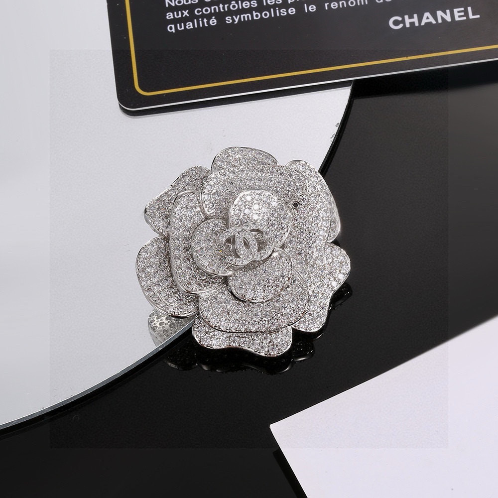 Chanel Chanel 茶花胸针 现仅海外 有售 形状各异 ，轰炸吧～