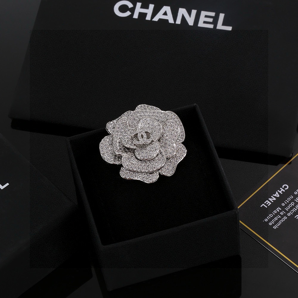 Chanel Chanel 茶花胸针 现仅海外 有售 形状各异 ，轰炸吧～