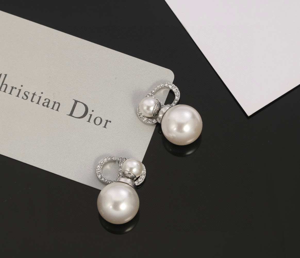 Dior 最新 迪奥火爆 各路 爆 dior 系列 cd字母珍珠耳环耳钉 官网最新 同步 Dior耳钉