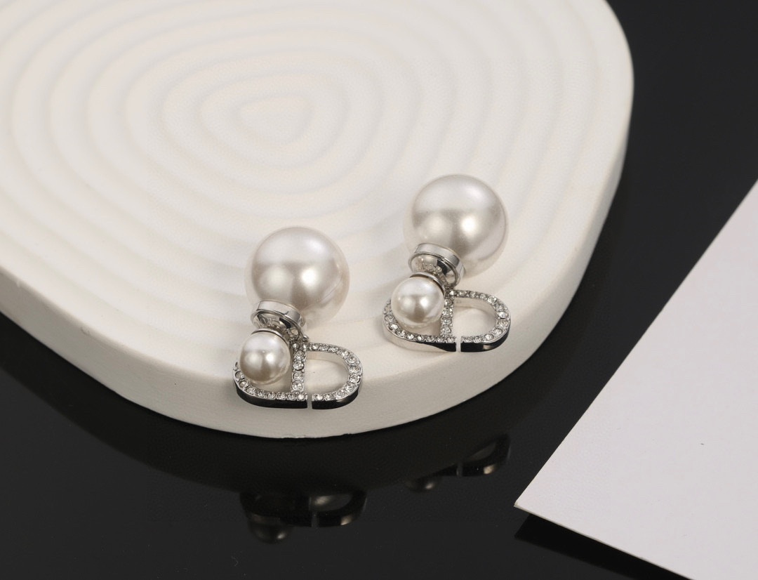 Dior 最新 迪奥火爆 各路 爆 dior 系列 cd字母珍珠耳环耳钉 官网最新 同步 Dior耳钉