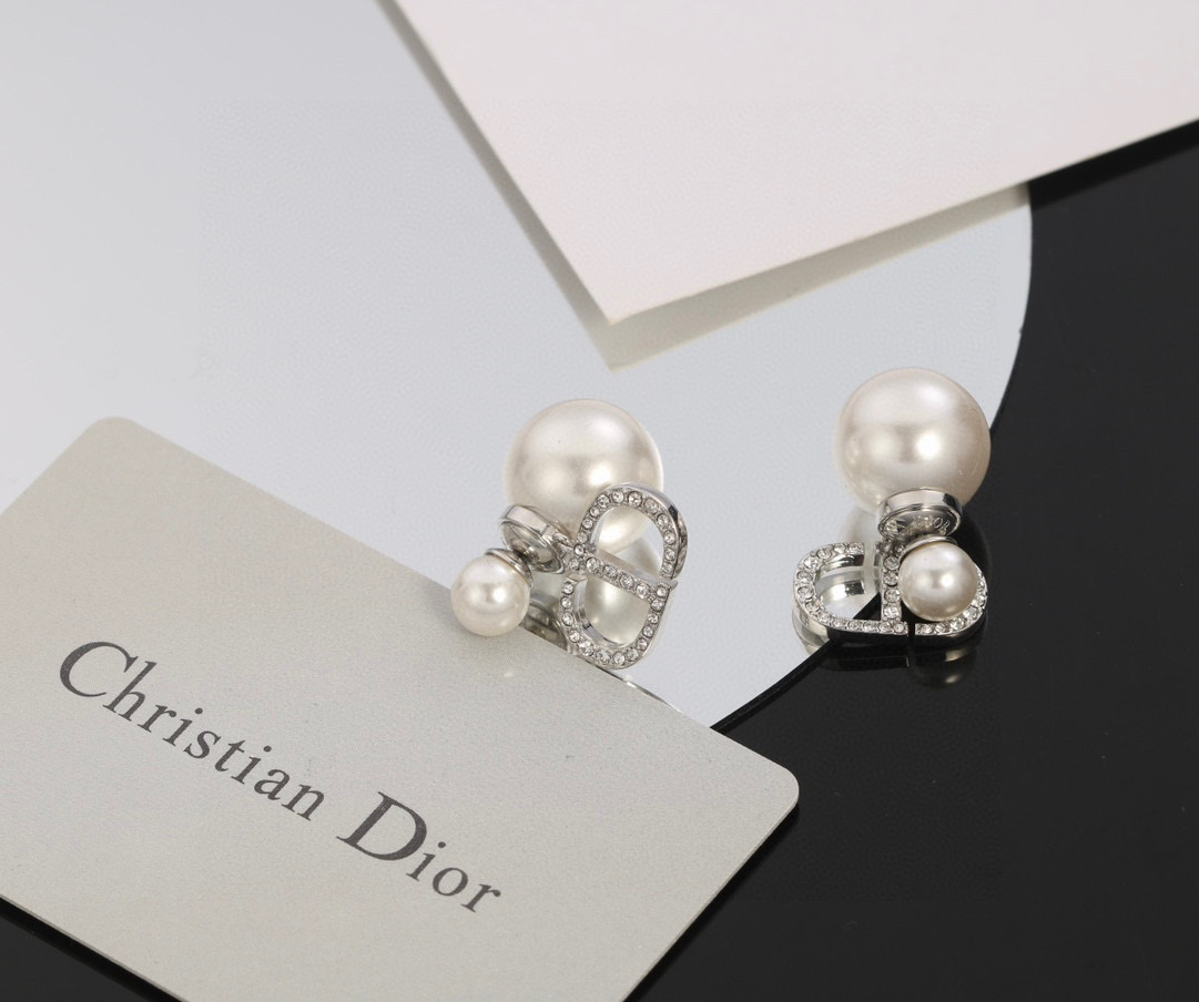 Dior 最新 迪奥火爆 各路 爆 dior 系列 cd字母珍珠耳环耳钉 官网最新 同步 Dior耳钉