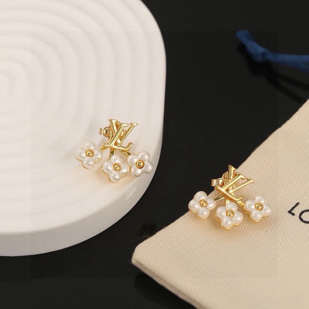 Louis Vuitton 精工版本路易威登耳钉 字母花朵耳钉 可两种戴佩方法 秉承精湛匠艺