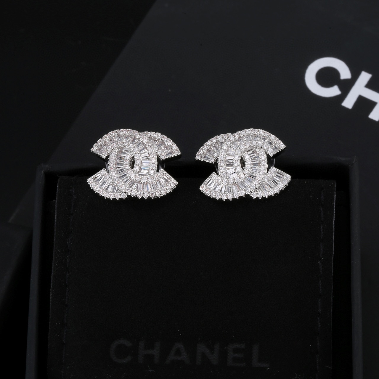 Chanel 越 的女人就越懂得利用饰品来衬托自己美丽 简约中不失优雅与趣味 丰富的视觉层次感
