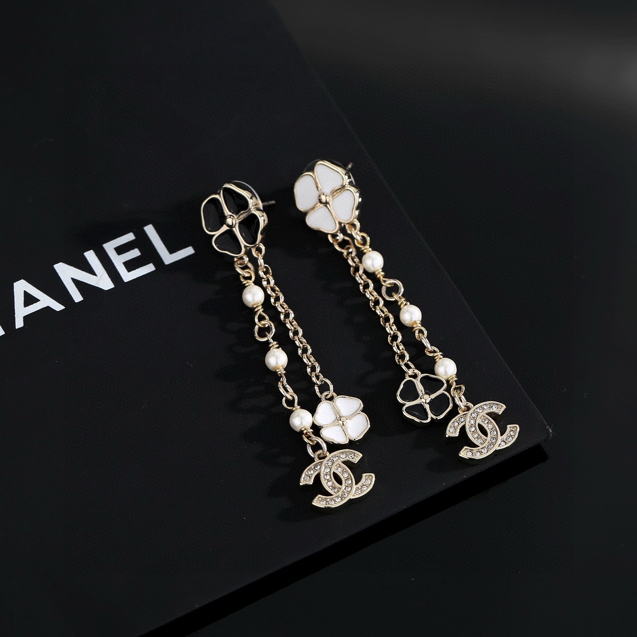 Chanel 香奈儿浅金色黑白花朵耳环 紧追潮流早春耳钉 不管你是圆脸还是长脸拆下自己配系有意想不到的惊喜