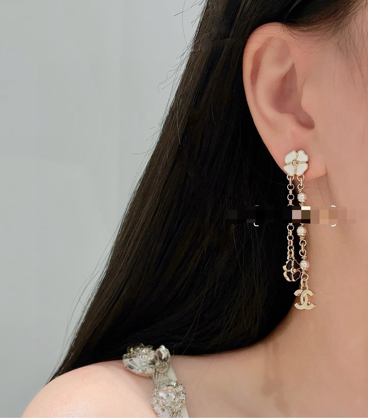 Chanel 香奈儿浅金色黑白花朵耳环 紧追潮流早春耳钉 不管你是圆脸还是长脸拆下自己配系有意想不到的惊喜