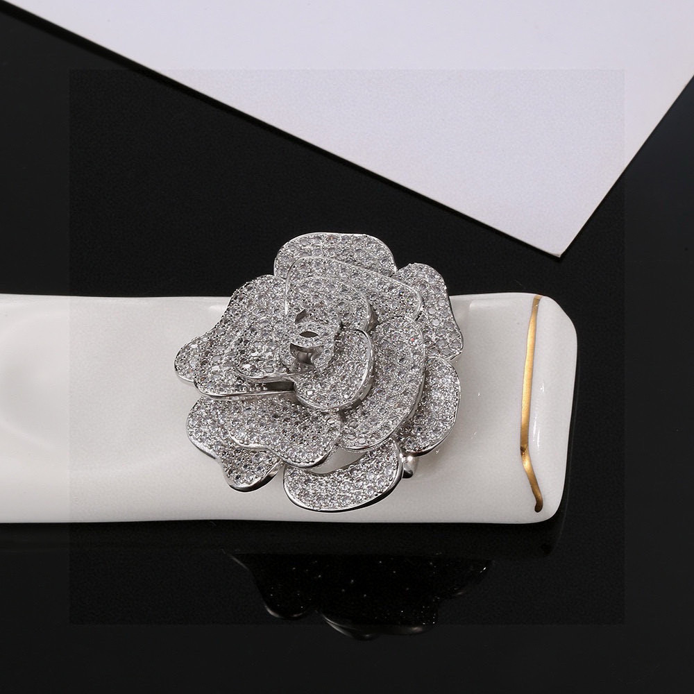 Chanel Chanel 茶花胸针 现仅海外 有售 形状各异 ，轰炸吧～