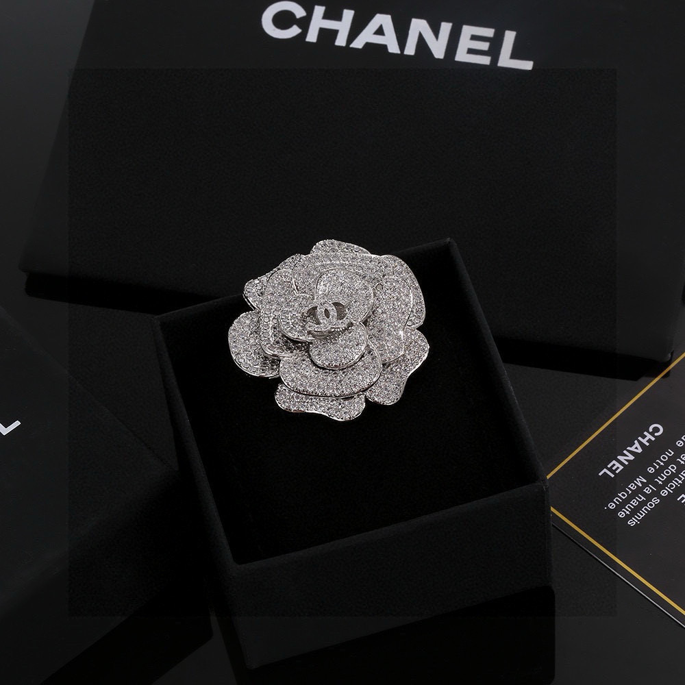 Chanel Chanel 茶花胸针 现仅海外 有售 形状各异 ，轰炸吧～