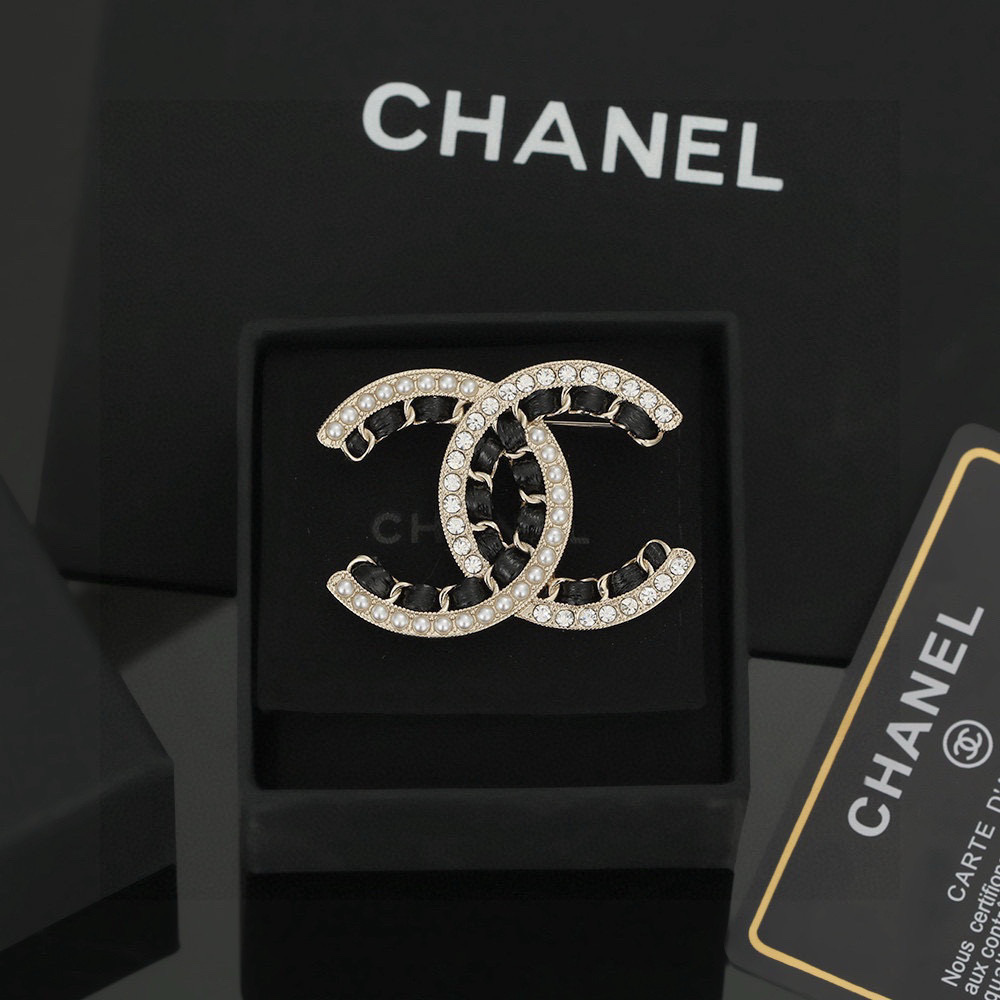 Chanel 香奈儿 新款 真皮胸针 真实细节呈现