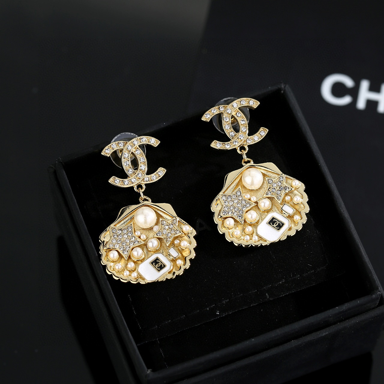 Chanel 海洋系列香奈儿贝壳 浅金色耳环 紧追潮流早春耳钉 不管你是圆脸还是长脸拆下自己配系有意想不到的惊喜