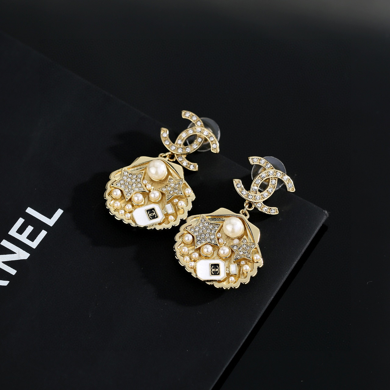 Chanel 海洋系列香奈儿贝壳 浅金色耳环 紧追潮流早春耳钉 不管你是圆脸还是长脸拆下自己配系有意想不到的惊喜