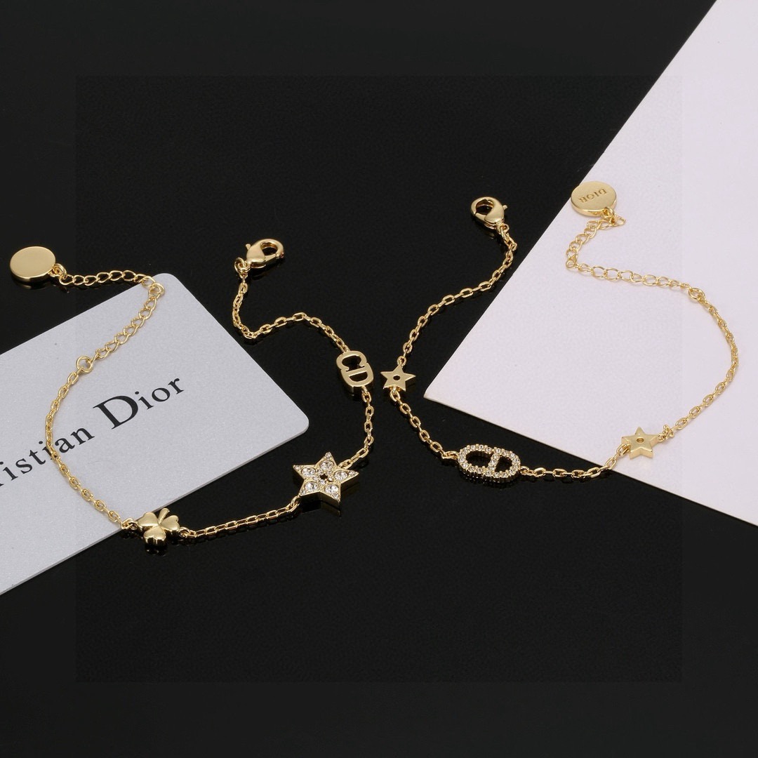 Dior Dior 迪奥JADIOR 字母两条装手链 采用金色作为主要颜色 配上字母、五角星、增添了一份可爱